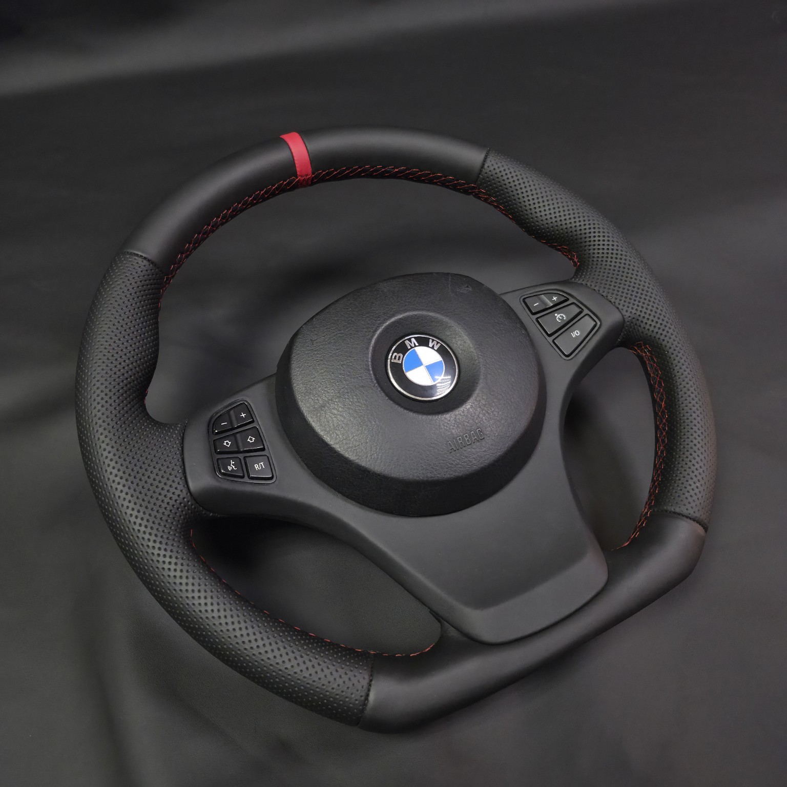 INTERVAIRAS BMW vairo persiuvimas perforuota oda ir raudonomis siūlėmis