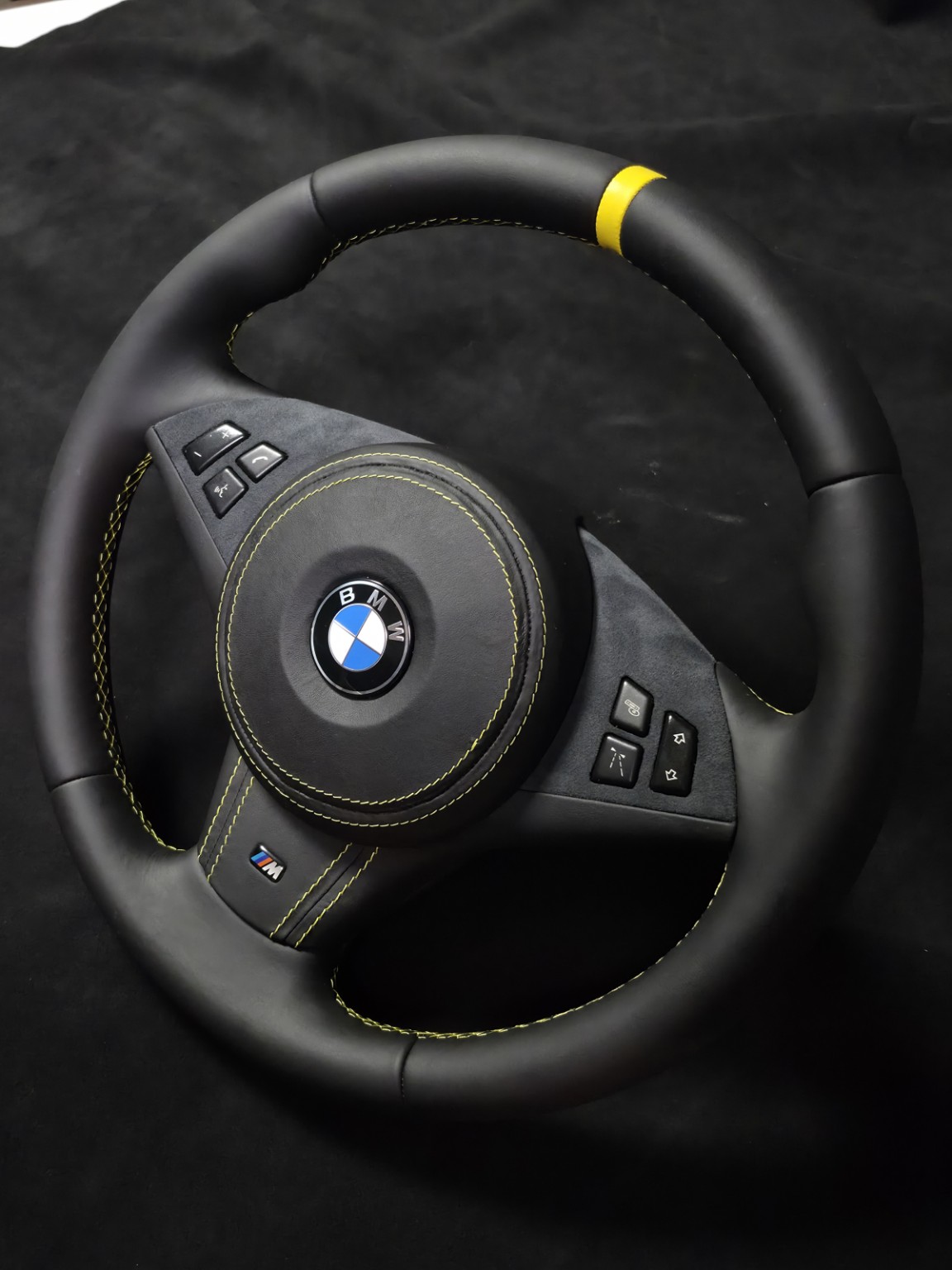 INTERVAIRAS individualiai restauruotas BMW vairas su geltonomis siūlėmis