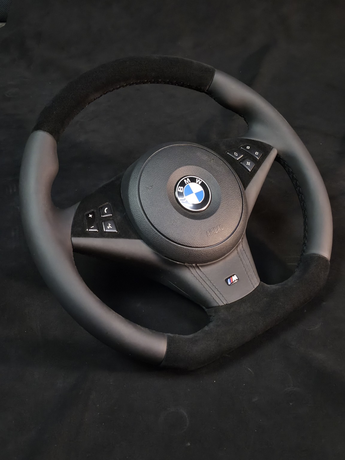 BMW vairas · oda ir Alcantara
